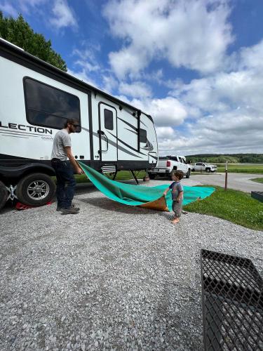 20220531-Matt-and-Keahi-laying-the-mat-Sugar-Bottom-IA