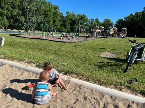 20220623 7574-fun-in-the-sand-pit-Indian-Lakes-IN