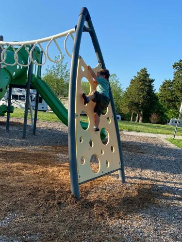 3117-climbing-Blue-Springs-MO